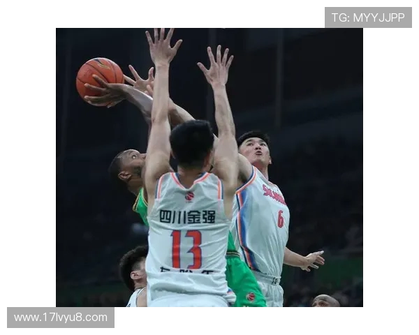 吉林九台农商行激战四川金强两队鏖战全场上演精彩篮球对决